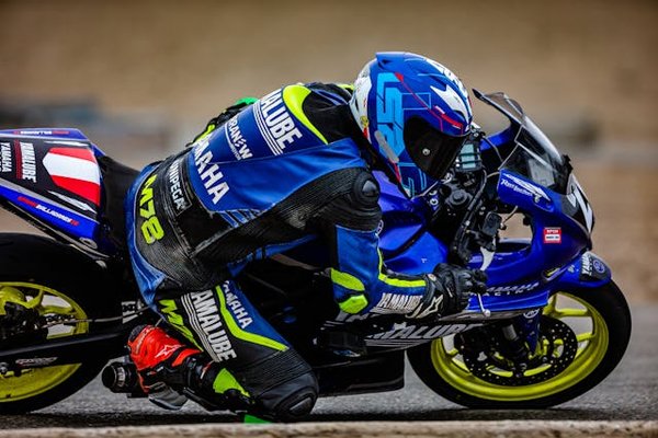 Quels sont les avantages des systèmes de freinage intégral pour une moto de touring ?